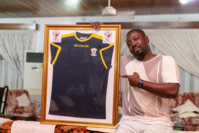 Richard Addison receives special jersey from Givova Sporting Academy