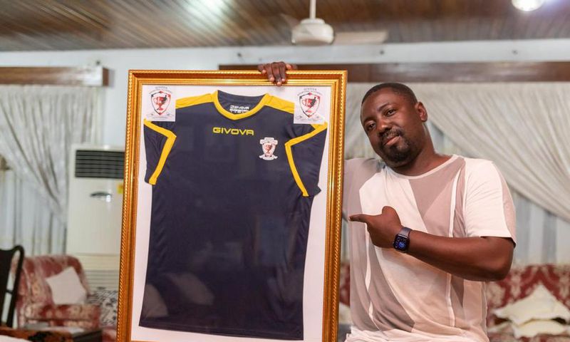 Richard Addison receives special jersey from Givova Sporting Academy
