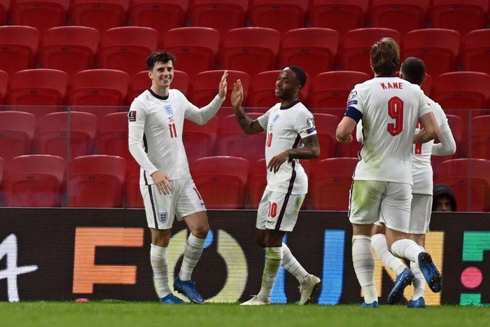 England's Mason Mount (L) is ready to shine at Euro 2020