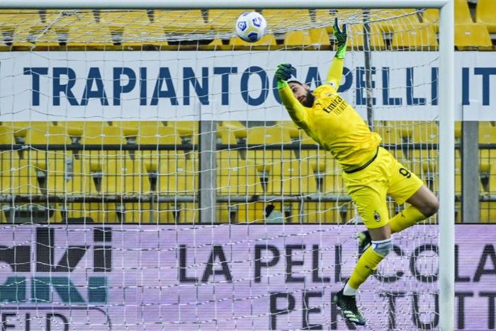 Donnarumma pulls off a save against Parma