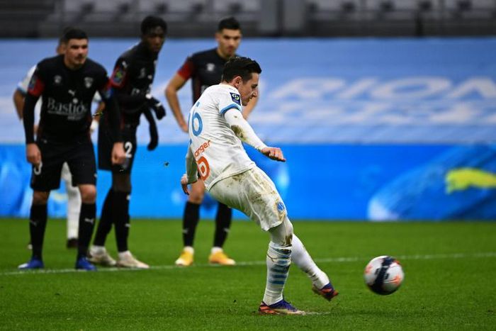 Florian Thauvin takes and misses a penalty in Marseille's defeat to Nimes
