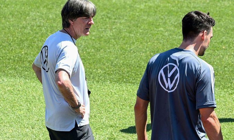 Germany coach Joachim Loew (L) talks to Mats Hummels in training on Thursday