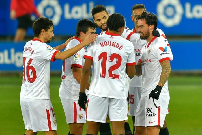 Suso (R) scored a terrific goal to earn Sevilla victory at Alaves