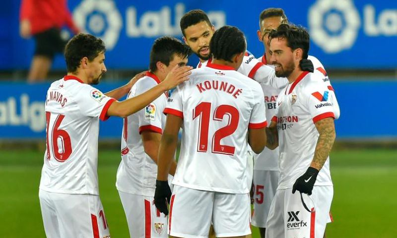 Suso (R) scored a terrific goal to earn Sevilla victory at Alaves