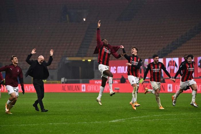 AC Milan's Italian coach Pioli (2ndL) celebrates with his players after holding onto top spot in Serie A