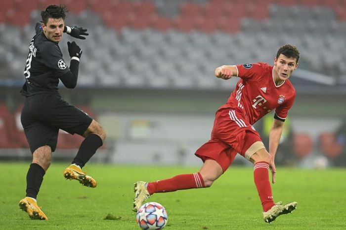 Bayern Munich defender Benjamin Pavard (R) has shaken off a knock from Wednesday's 3-1 win over Salzburg in the Champions League
