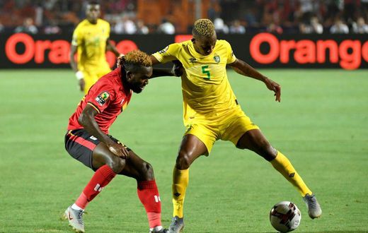 Golden Arrows defender Divine Lunga (R) playing for Zimbabwe against Uganda during the 2019 Africa Cup of Nations in Egypt.