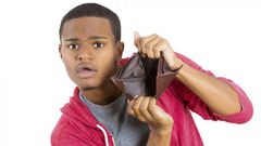 Man holding empty wallet(Twitter)