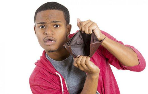 Man holding empty wallet(Twitter)