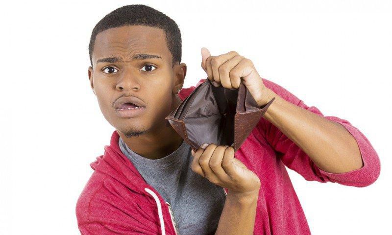 Man holding empty wallet(Twitter)