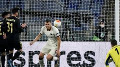Bosnian forward Edin Dzeko (C) scored for Roma.