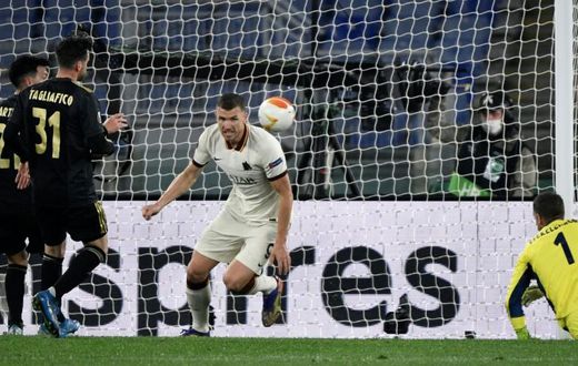 Bosnian forward Edin Dzeko (C) scored for Roma.