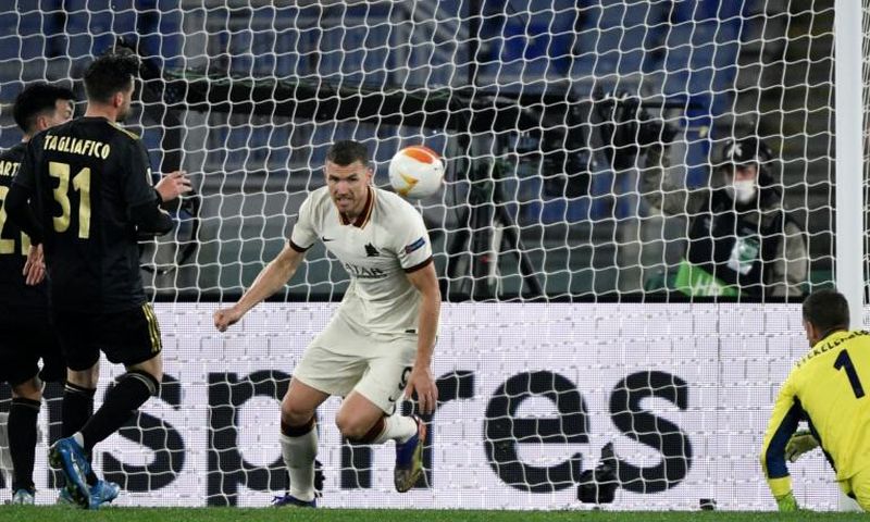 Bosnian forward Edin Dzeko (C) scored for Roma.