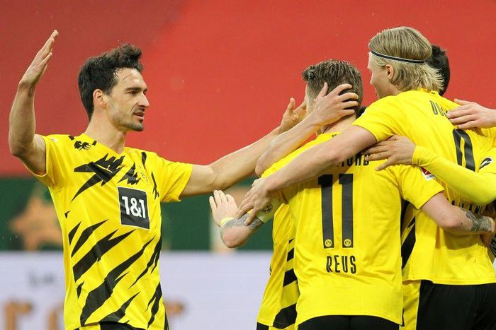 Dortmund captain Marco Reus (C) celebrates after scoring their second goal in the win at Mainz which confirms a Champions League place next season