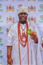 Ooni of Ife, Oba Adeyeye Ogunwusi unveils COVID-19 herbal drugs.  [Twitter/@OoniAdimulaIfe]