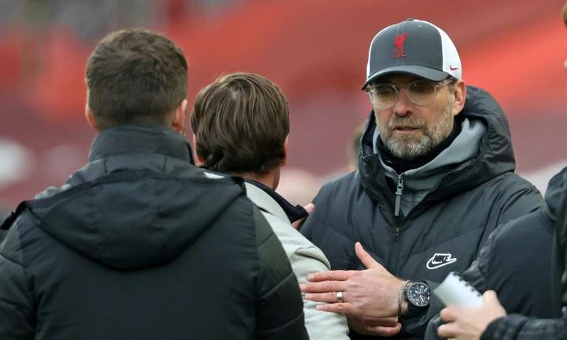 Jurgen Klopp (right) is struggling to turn around Liverpool's Premier League form
