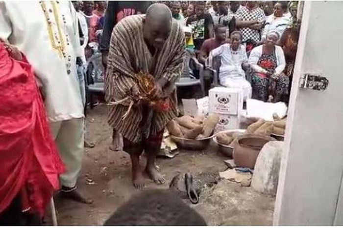 Apam fetish priest performing the rites