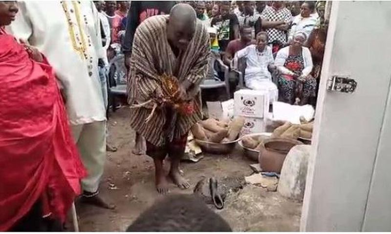 Apam fetish priest performing the rites