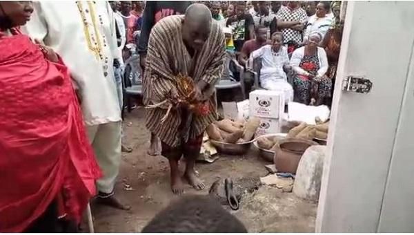 Apam fetish priest performing the rites
