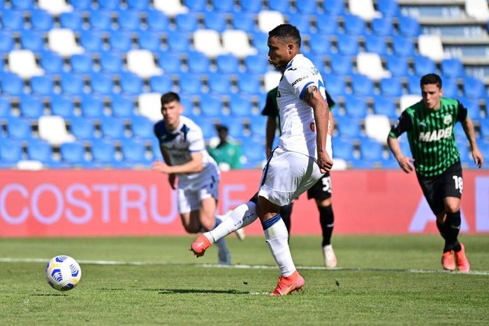 Luis Muriel's missed penalty at Sassuolo ensured Inter Milan won their 19th Serie A title