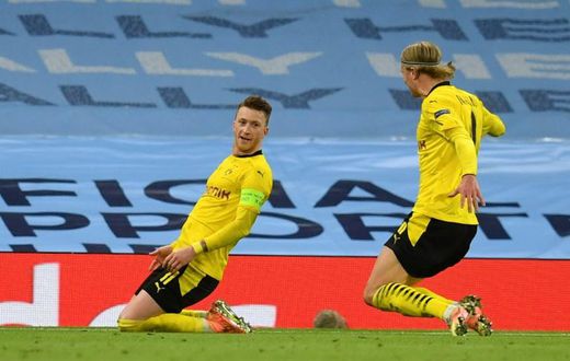 Marco Reus (L) celebrates after scoring at Manchester City on Tuesday