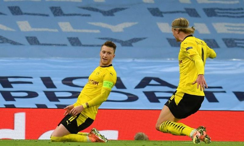 Marco Reus (L) celebrates after scoring at Manchester City on Tuesday