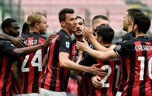Mario Mandzukic (C) returned from injury as Milan ended their two-month home drought against Genoa.