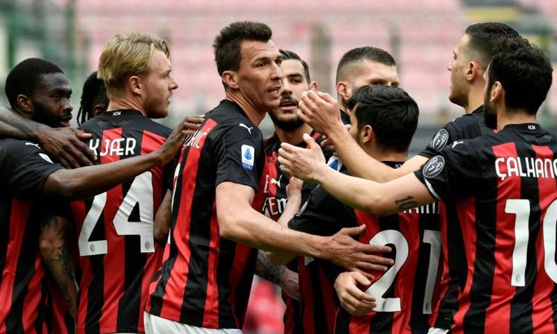 Mario Mandzukic (C) returned from injury as Milan ended their two-month home drought against Genoa.