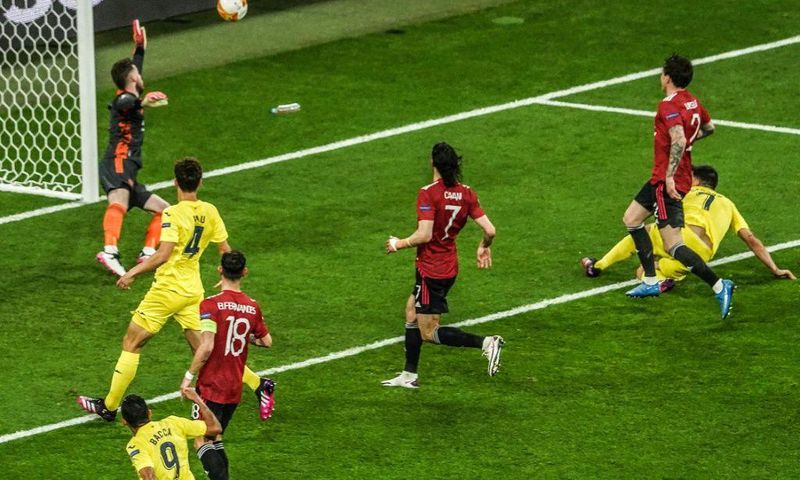 Gerard Moreno (R) gives Villarreal the lead against Manchester United in the Europa League final