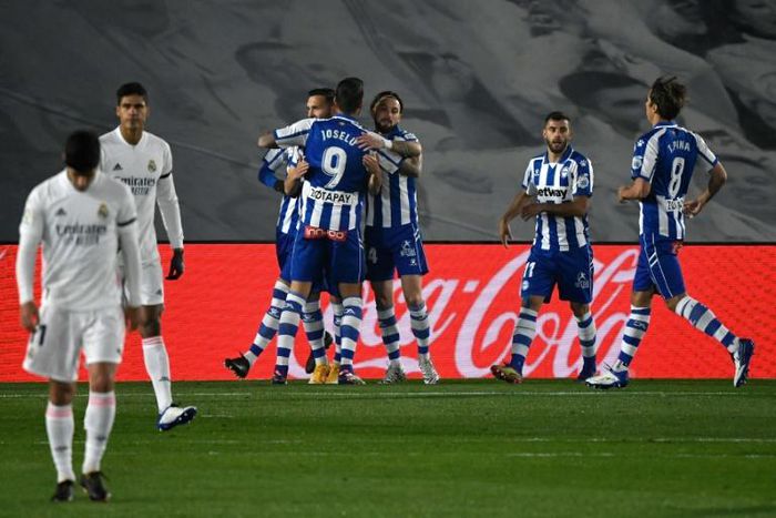 Lucas Perez (L) scored a penalty as Alaves dealt Real Madrid a third league defeat in 10 games