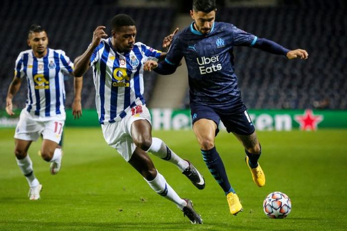 Aston Villa have signed Marseille midfielder Morgan Sanson (R)