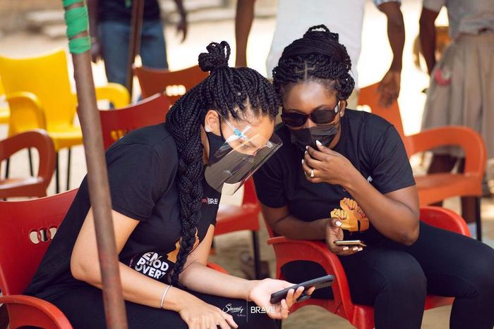 Tracy Sarkcess and Menaye Donkor distribute 1,000 sanitary pads to young girls (Soruce: Instagram)