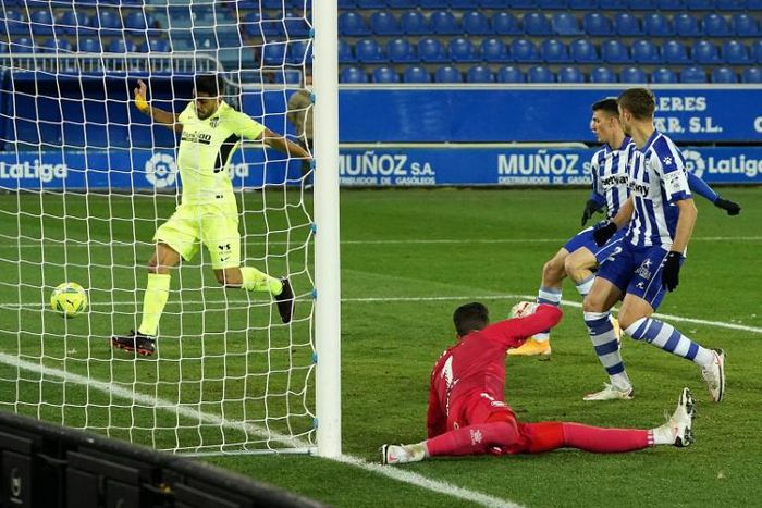 Luis Suarez (L) scored the winner in the final minute as Atletico Madrid overcame a gritty Alaves performance