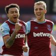 West Ham midfielder Jesse Lingard (L) celebrates after scoring against Tottenham