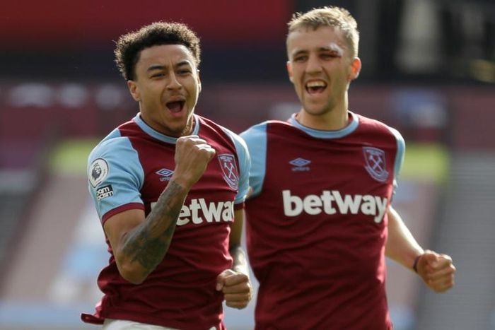 West Ham midfielder Jesse Lingard (L) celebrates after scoring against Tottenham