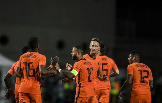 Memphis Depay scored twice for the Netherlands in a 2-2 draw against Scotland