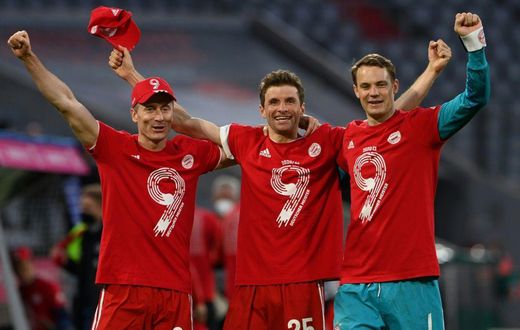 (L-R) Bayern Munich stars Robert Lewandowski, Thomas Mueller and Manuel Neuer celebrate their ninth league title in a row
