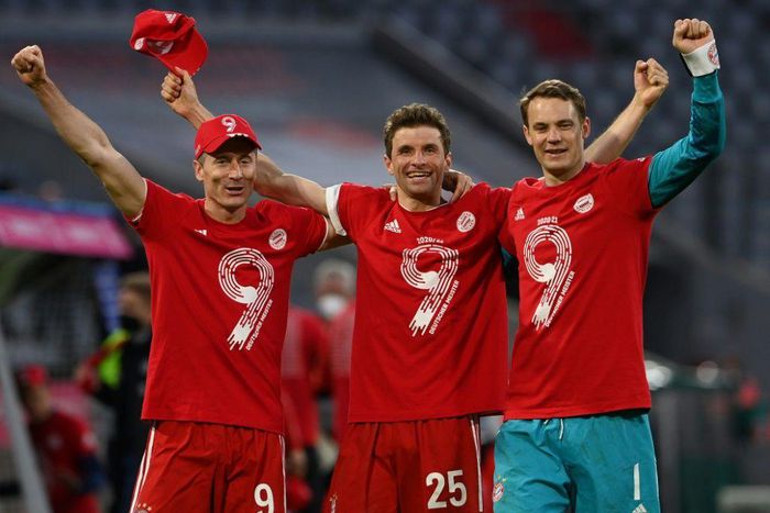(L-R) Bayern Munich stars Robert Lewandowski, Thomas Mueller and Manuel Neuer celebrate their ninth league title in a row