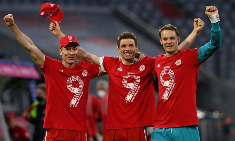 (L-R) Bayern Munich stars Robert Lewandowski, Thomas Mueller and Manuel Neuer celebrate their ninth league title in a row