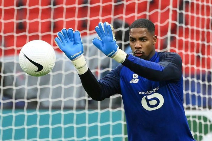 Lille's French goalkeeper Mike Maignan warms up prior to the  French Cup round of 16 football match between Paris Saint-Germain (PSG) and Lille (LOSC) at the Parc des Princes stadium in Paris, on March 17, 2021.