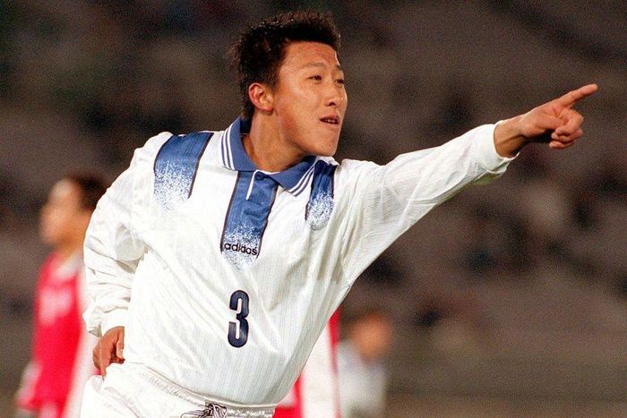 Chinese defender Zhang Enhua, shown here in 1998, has died of heart problems just after celebrating his 48th birthday