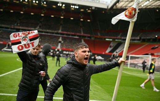 The protesting fans want Manchester United's American owners out