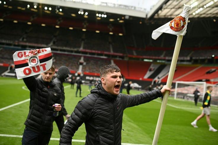 The protesting fans want Manchester United's American owners out
