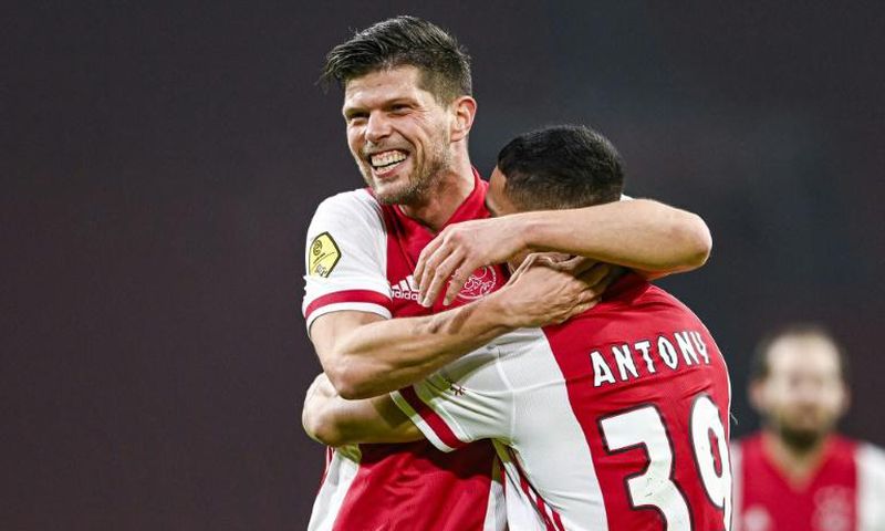 Schalke are hoping to sign Ajax forward Klaas-Jan Huntelaar (L) on loan