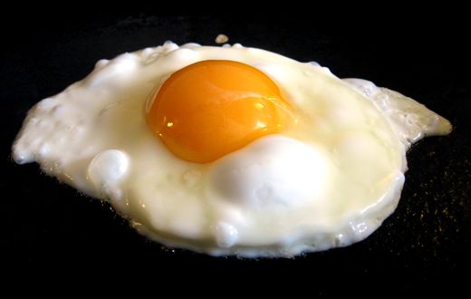 Here are 9 ways to prevent bloating after eating eggs