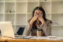 17 clear signs of low self-esteem in women