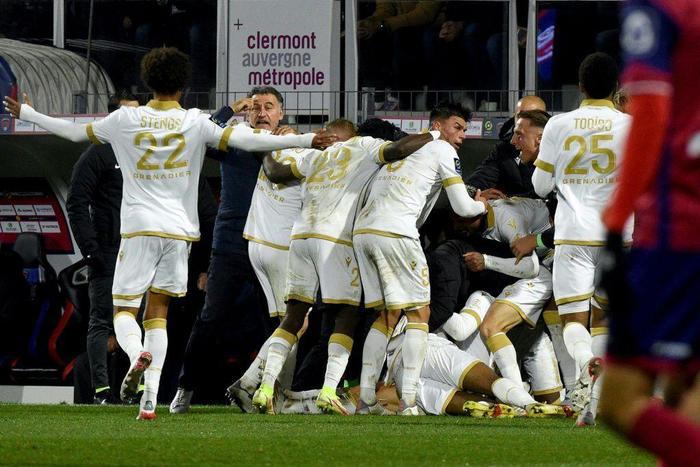 Nice players celebrate Amine Gouiri's late winner at Clermont