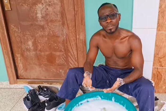 Okyeame Kwame washing