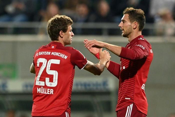 Thomas Mueller (L) celebrates after scoring Bayern Munich's opening goal at Fuerth on Friday