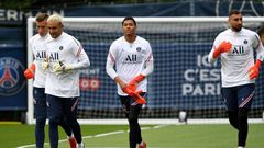 Donnarumma (right) with Navas (second left) at PSG training on Thursday
